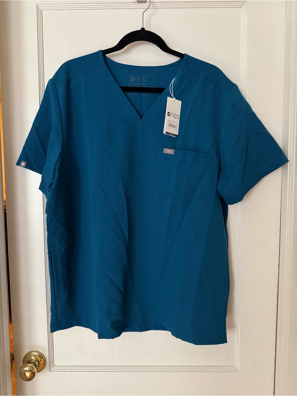 NWT Men’s figs chisec three pocket scrub top